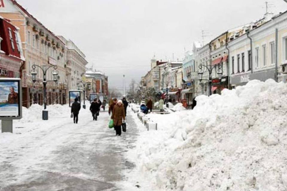 Sob neve, russos estão presos em congestionamento gigante