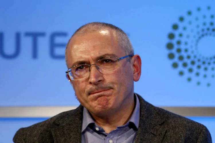 
	Procurado: &quot;Mikhail Khodorkovski n&atilde;o limitar&aacute; de nenhuma maneira seus deslocamentos por causa de uma decis&atilde;o dos vampiros do Kremlin&quot;
 (Peter Nicholls / Reuters)