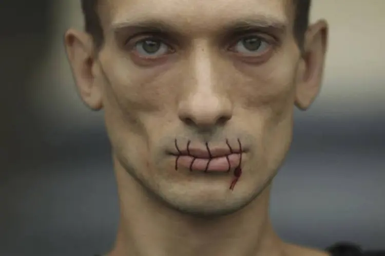 Pyotr Pavlensky: artista costurou a boca para protestar na Rússia (Reuters)