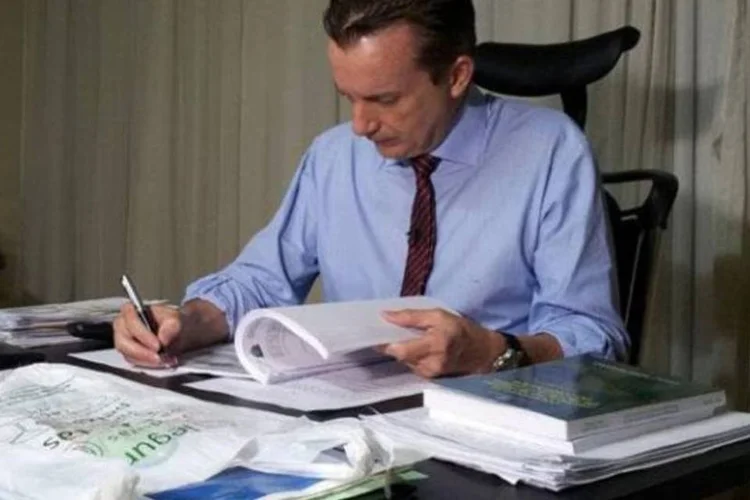 
	Candidato Celso Russomanno assina pap&eacute;is: Serra soma agora 23 por cento, uma varia&ccedil;&atilde;o positiva de 1 ponto na compara&ccedil;&atilde;o com a pesquisa anterior
 (Divulgação/Facebook)