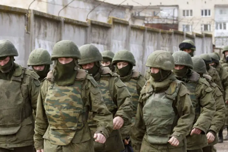 
	Homens armados supostamente russos na Crimeia: presidente chin&ecirc;s disse que n&atilde;o tem a inten&ccedil;&atilde;o de se envolver em assuntos internos dos pa&iacute;ses
 (Vasily Fedosenko/Reuters)