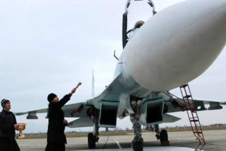 Russos ortodoxos abençoam caça a ser enviado à Crimeia (YURI LASHOV/AFP)
