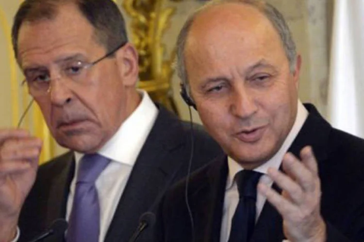 O chanceler francês, Laurent Fabius (d), e o colega russo, Serguei Lavrov: os aliados de Assad em Pequim e Moscou insistem que os sírios devem decidir seu futuro (©AFP / Bertrand Guay)