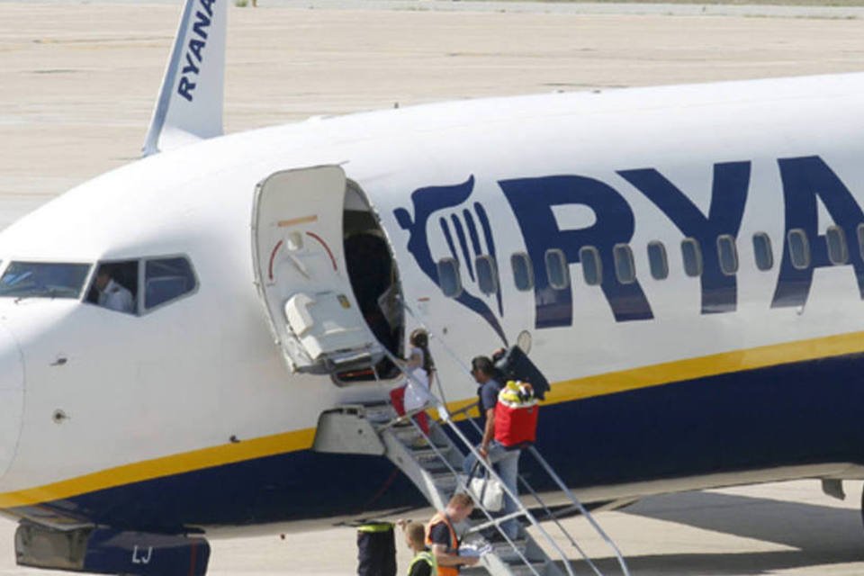 Avião da irlandesa Ryanair: com novos obstáculos para a retomada das viagens aéreas, o setor pode enfrentar uma crise de caixa na Europa e seguir os percalços financeiros das companhias aéreas da América Latina (Albert Gea/Reuters/Reuters)