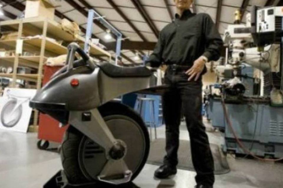 Engenheiro norte-americano cria moto elétrica com uma roda só