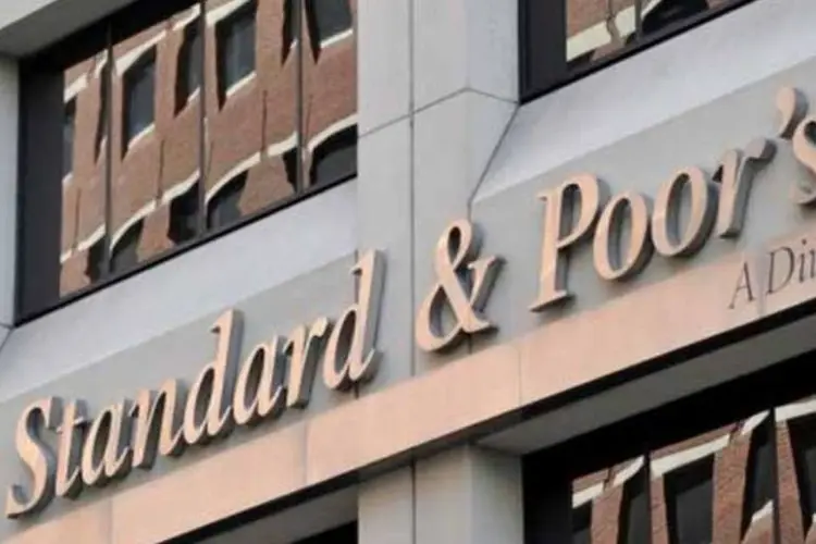 Standard and Poor's: a agência disse ainda que os cortes refletem "riscos de crédito crescentes para a economia italiana e seus bancos" (Stan Honda/AFP)
