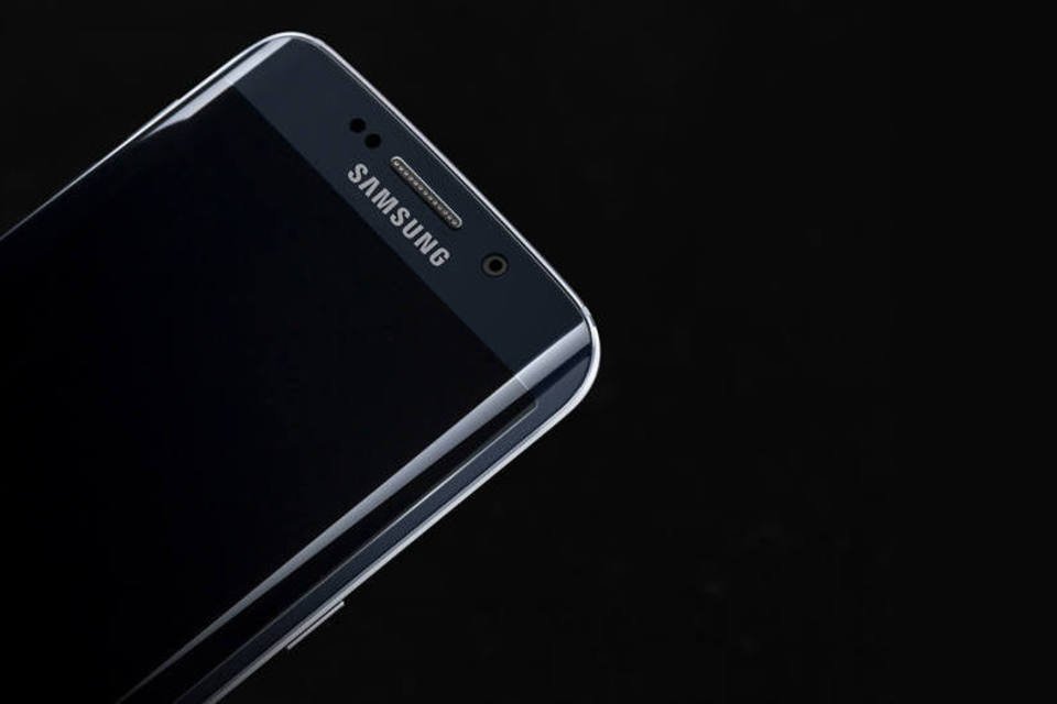 Galaxy S6 Edge: smartphone aguentou menos pressão do que o iPhone 6 Plus em testes (Divulgação/Samsung)