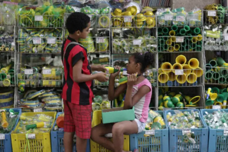 
	Crian&ccedil;as brincam com cornetas com as cores do Brasil em loja do Rio
 (REUTERS/Ricardo Moraes)