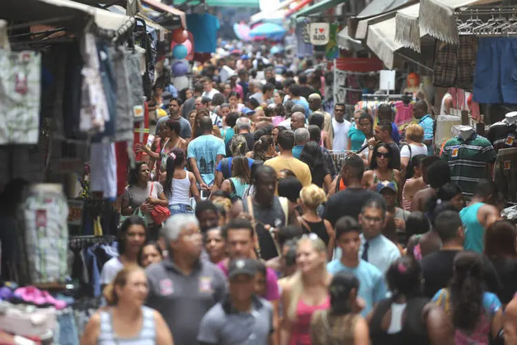 
	Consumidores na regi&atilde;o do SAARA no Rio de Janeiro: os pre&ccedil;os subiram bastante em 2015
 (Fernando Frazão/ Agência Brasil)