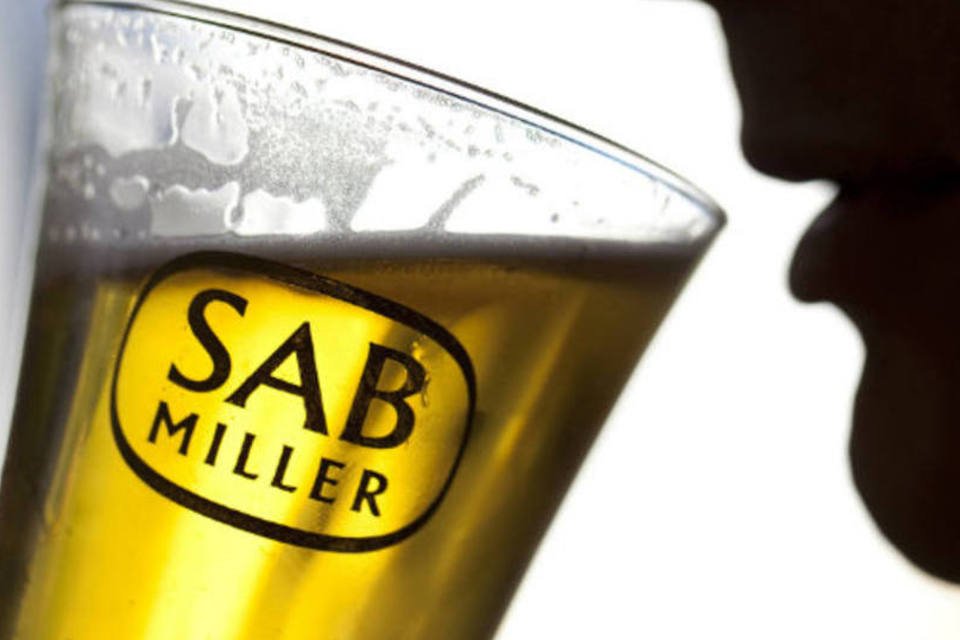 
	Pessoa bebe cerveja em copo da SABMiller: a Nomura avaliou a participa&ccedil;&atilde;o de 49% da SABMiller na CR Snow em US$ 3,6 bilh&otilde;es em um relat&oacute;rio anal&iacute;tico
 (Jason Alden/OneRedEye via Bloomberg)