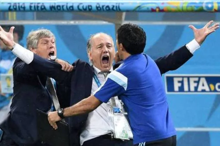 O técnico da Argentina, Alejandro Sabella, comemora vitória sobre a Holanda: ele deve deixar o comando da seleção argentina após a Copa (Pedro Ugarte/AFP)