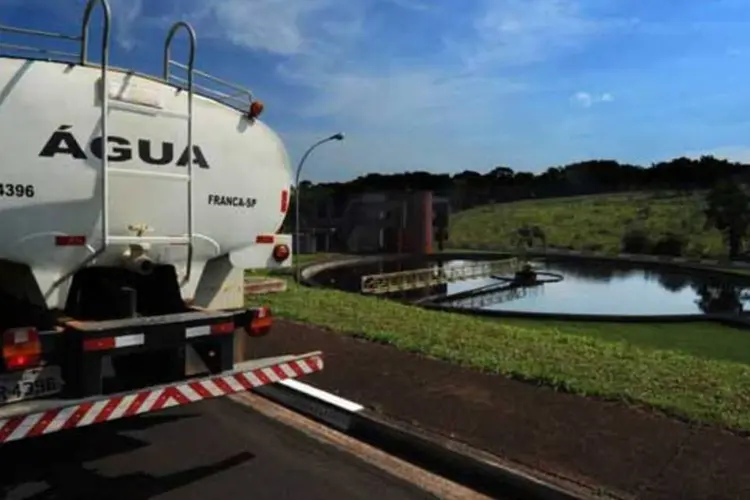 
	Esta&ccedil;&atilde;o de Tratamento de &Aacute;gua: por volta das 12h, os n&iacute;veis de acidez da &aacute;gua tinham retornado ao normal e o fornecimento foi restabelecido.
 (RICARDO CORREA / EXAME)