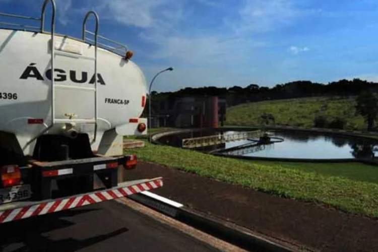 
	As cidades de Mau&aacute;, Guarulhos e Santo Andr&eacute; reduziram cerca de 17% o consumo de &aacute;gua em rela&ccedil;&atilde;o a fevereiro de 2014
 (RICARDO CORREA / EXAME)