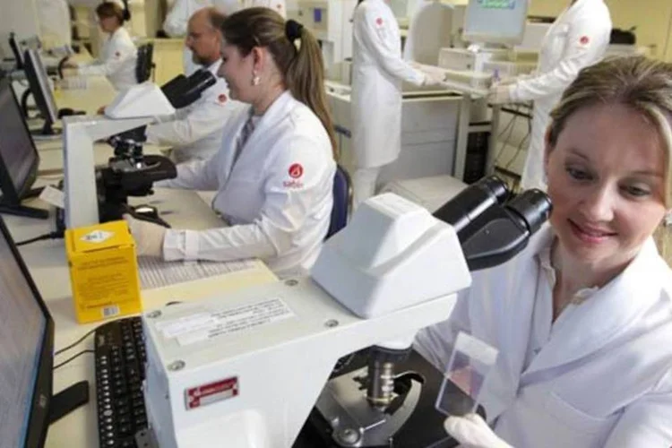 
	Funcion&aacute;rios do Sabin: em 2012, o laborat&oacute;rio ofereceu 120 bolsas de estudo por semestre, um investimento de 400.000 reais&nbsp;
 (.)