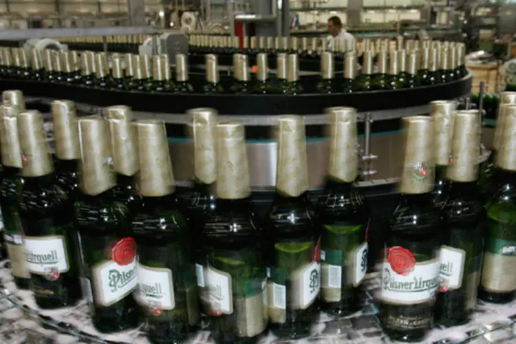 
	F&aacute;brica da SABMiller em Pilsen, na Rep&uacute;blica Tcheca: pre&ccedil;os nos port&otilde;es das f&aacute;bricas nos 17 pa&iacute;ses que compartilham o euro ca&iacute;ram 0,2% na base mensal
 (Sean Gallup/Getty Images)