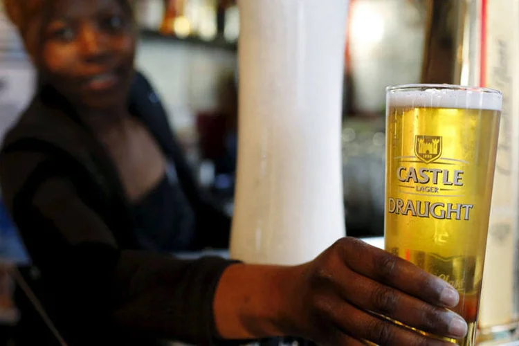 
	Mulher serve cerveja da SABMiller em bar: pausa nos trabalhos n&atilde;o &eacute; uma indica&ccedil;&atilde;o da inclina&ccedil;&atilde;o do conselho, afirmou uma das fontes
 (REUTERS/Mike Hutchings)