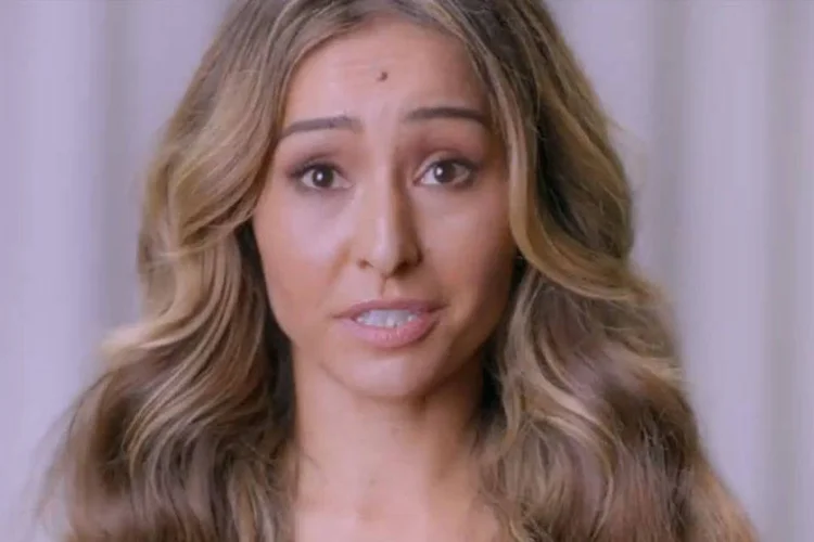 
	Sabrina Sato em a&ccedil;&atilde;o promocional do projeto #JuntasContraVazamentos, criado pela Always
 (Reprodução/ Campanha Always)