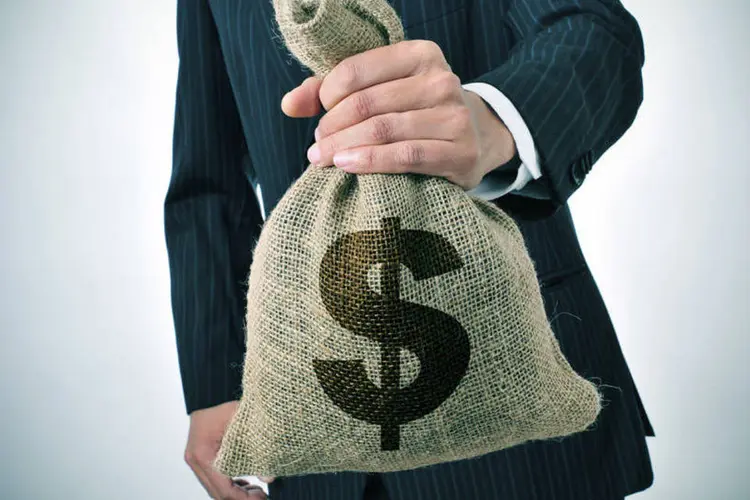 
	Homem segura saco de dinheiro: segredo dos mais ricos &eacute; diversificar investimentos
 (nito100/Thinkstock)