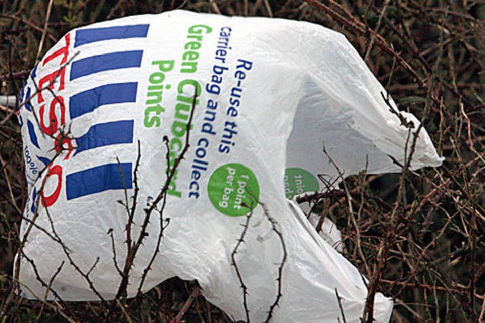 IPT testa degradação de sacolas de supermercado