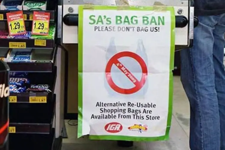 Cartaz sobre proibição do uso de sacola plástica em supermercado na Austrália (Getty Images)