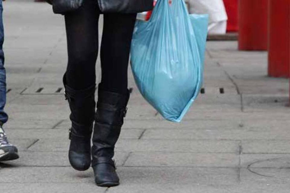 Antes da resolução, a lei previa que os supermercados dos Guarujá distribuíssem sacolas de papel, caixas de papelão ou sacolas de panos (Getty Images)