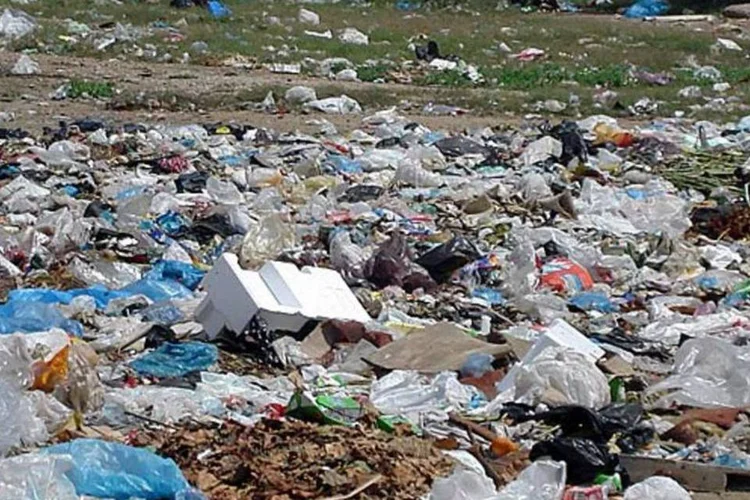
	Sacolas pl&aacute;sticas em lix&atilde;o a c&eacute;u aberto: O Aterro Sanit&aacute;rio de Gramacho foi fechado em junho deste ano, ap&oacute;s 34 anos de uso
 (Getty Images)