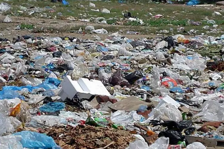 sacolas plásticas em lixão a céu aberto (Getty Images)