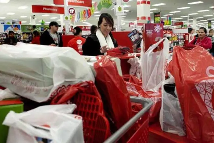 Sacolas em loja na Black Friday (Getty Images)