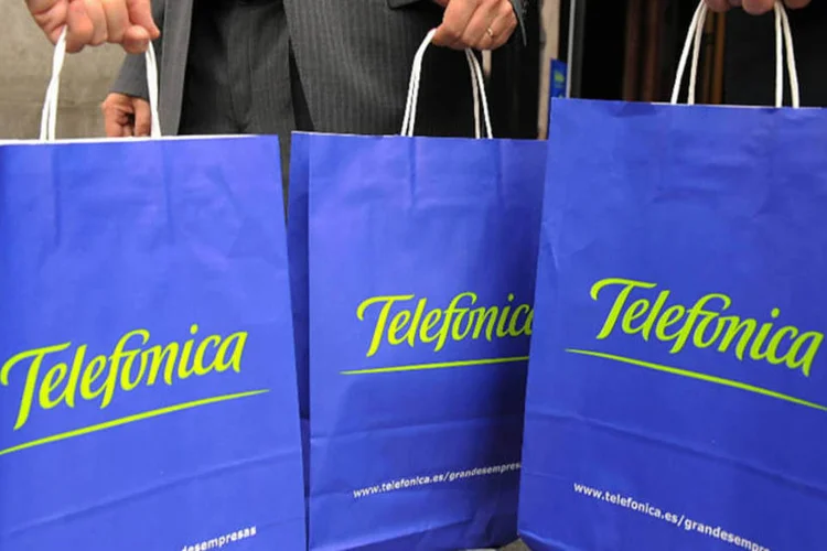 
	Telef&oacute;nica: est&aacute; disposta a pagar em dinheiro 4,663 bilh&otilde;es de euros, e um pacote de a&ccedil;&otilde;es da Telef&ocirc;nica Brasil
 (Denis Doyle/Bloomberg)