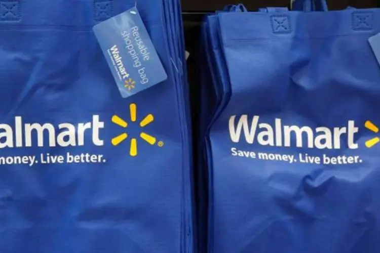 Sacolas do Walmart: essa foi a primeira vez em que as vendas caíram em três meses seguidos desde o final de 2008 (Jim Young/Reuters)