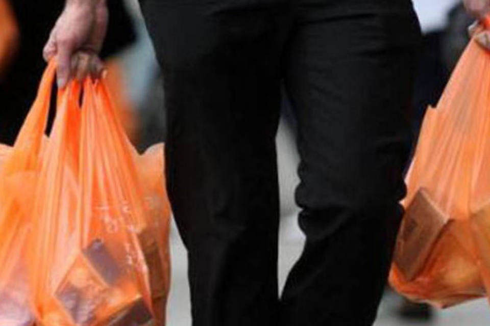 Sacola plástica é o tipo mais sustentável, diz estudo