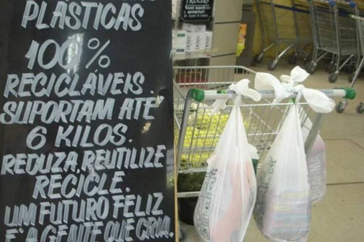 Pesquisa apontou que 21% das pessoas não sabem descartar o lixo sem as sacolas (Divulgação/Veja Rio)