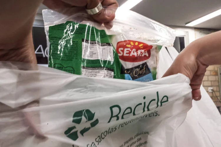 Consumidor coloca as suas compras em uma sacola plástica, em um supermercado de São Paulo (Rafael Neddermeyer/Fotos Públicas)