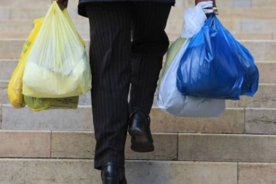 Walmart dá descontos para reduzir uso de sacolas plásticas