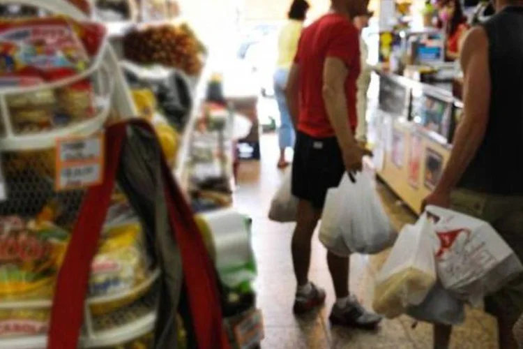 Redes de supermercados costumam cobrar pelas sacolinhas, enquanto os estabelecimentos menores distribuem gratuitamente (Fabio Rodrigues Pozzebom/Agência Brasil)