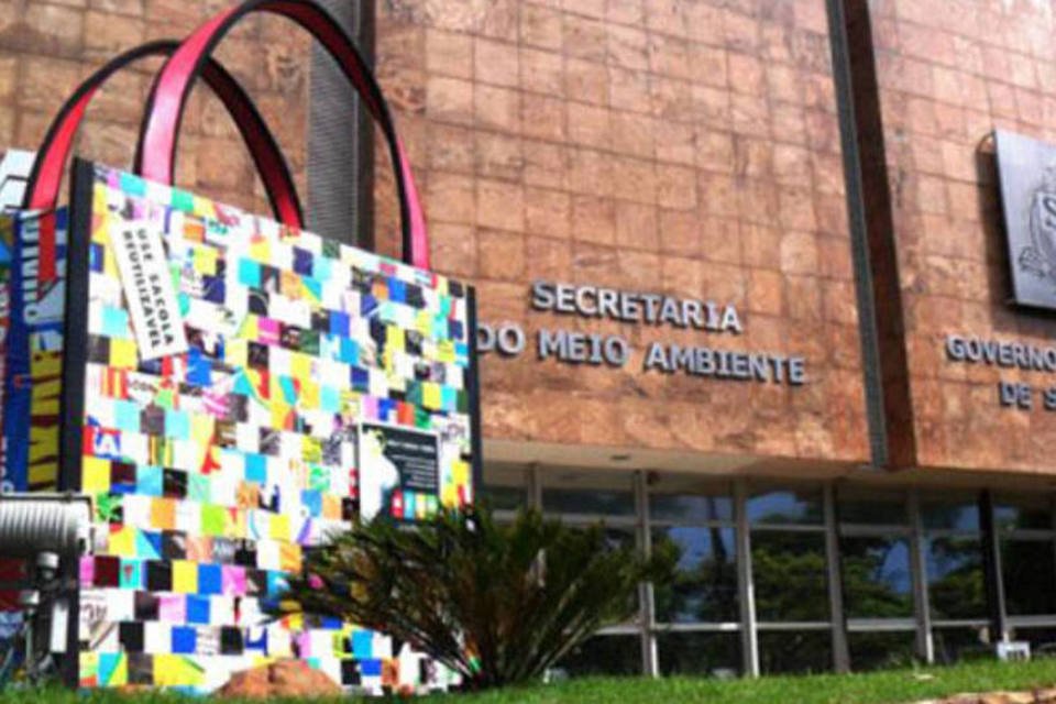 Para divulgar campanha, esculturas gigantes em forma de sacolas foram instaladas em 11 pontos estratégicos de São Paulo (Divulgação)