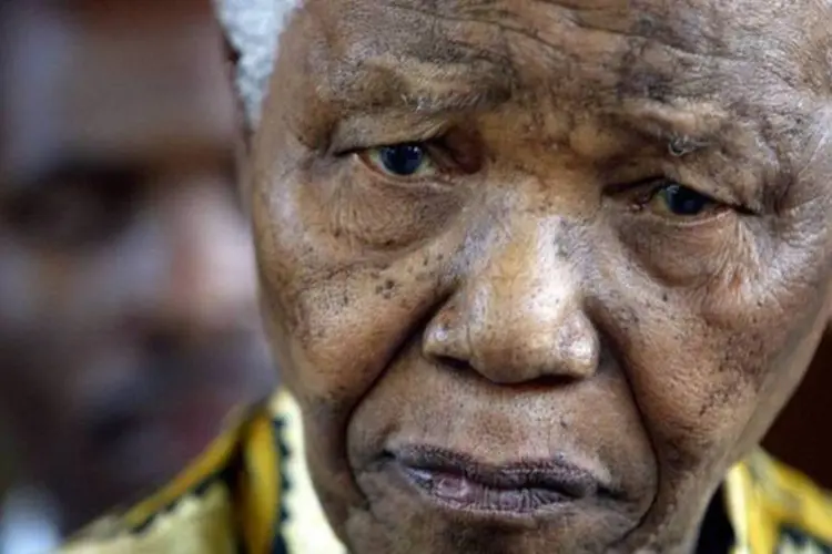 O ex-presidente sul africano Nelson Mandela: o presidente Jacob Zuma, que o visitou no sábado, indicou que Mandela "continua a reagir ao tratamento" (REUTERS)
