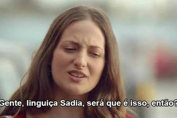 
	Campanha da Sadia: di&aacute;logo do comercial rendeu at&eacute; mesmo um post no BuzzFeed com o t&iacute;tulo &quot;Para a Sadia, o segredo da beleza &eacute; lingui&ccedil;a&quot;
 (Reprodução/ Buzzfeed)