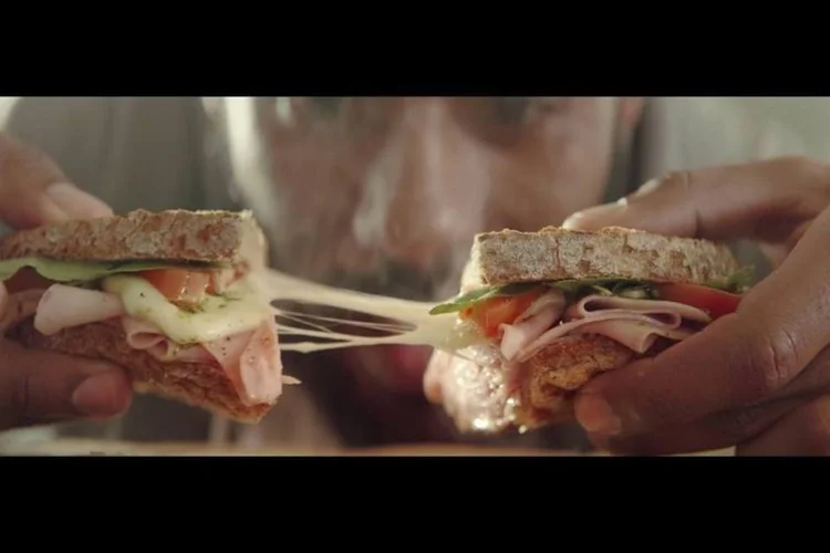 Sanduíche: com isso, mais de 40 itens do portfólio foram reformulados, entre eles, o presunto, a lasanha, a salsicha, frango temperado e o escondidinho de carne moída (Reprodução/Youtube)