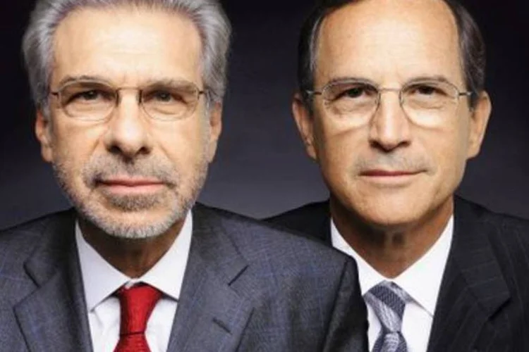 Nildemar Secches (gravata vermelha), presidente do conselho de administração da Perdigão, com Luiz Fernando Furlan, presidente do conselho de administração do grupo Sadia, na época da fusão  (.)