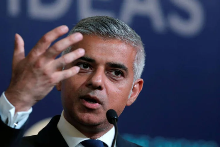 
	Sadiq Khan: ele disse ser &quot;um grande f&atilde;&quot; de Hillary e torcer para que ela ven&ccedil;a a elei&ccedil;&atilde;o
 (Jim Young / Reuters)