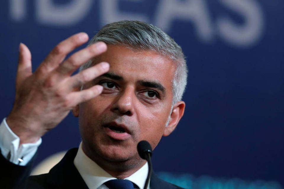 Prefeito muçulmano de Londres declara apoio a Hillary