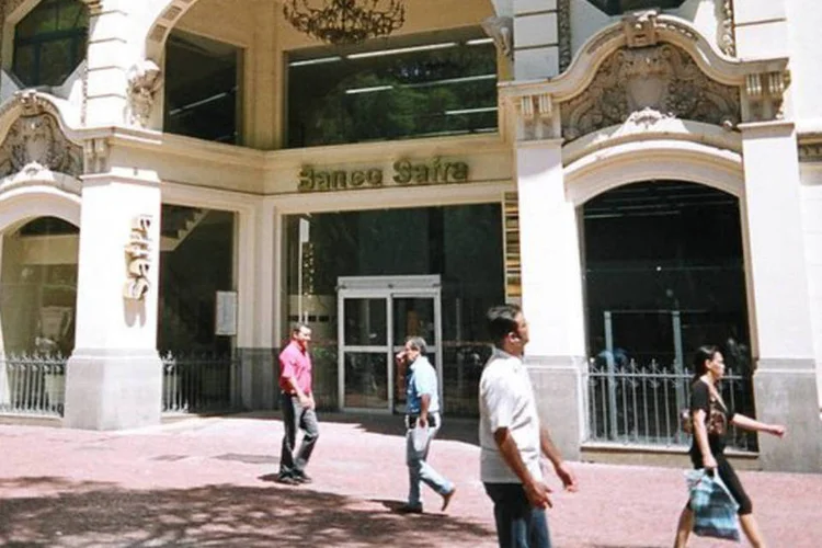 
	Ag&ecirc;ncia do banco Safra:&nbsp;ratings ainda s&atilde;o pressionados pelas taxas de capitaliza&ccedil;&atilde;o abaixo da m&eacute;dia
 (Wikimedia Commons)