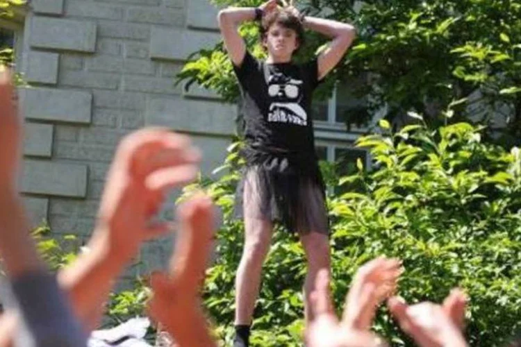 
	Jovem vestindo saia enfrenta manifestantes contr&aacute;rios ao movimento, em col&eacute;gio de Nantes: iniciativa, que luta contra o sexismo, provocou a ira de opositores ao casamento gay
 (AFP)