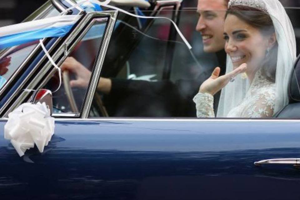 William e Kate saem de Aston Martin conversível após recepção