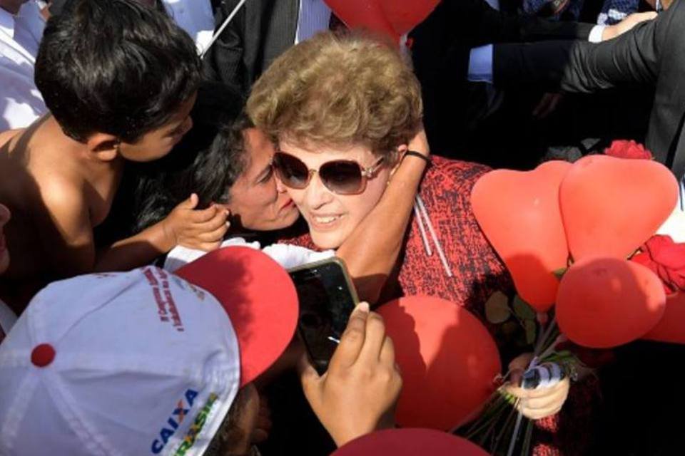 Dilma cumprimenta manifestantes ao deixar o Alvorada