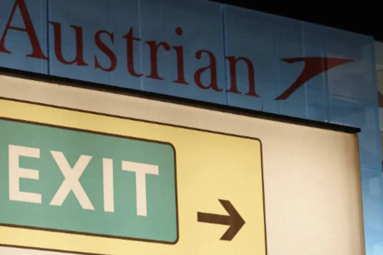 Placa indica saída no Aeroporto Internacional de Viena, na Áustria (REUTERS/Heinz-Peter Bader)