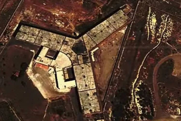 Imagem da prisão militar síria de Saidnaya: "Fontes críveis acreditam que muitos dos corpos foram descartados em cemitérios coletivos" (YouTube/Reprodução)