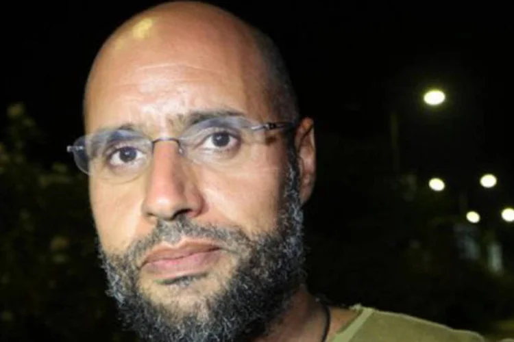 
	Saif al-Islam, filho de Muamar Kadhafi: a primeira audi&ecirc;ncia do julgamento de Saif al Islam Kadhafi ocorreu nesta quinta no tribunal penal de Zenten.
 (©AFP/Arquivo / Imed Lamloum)