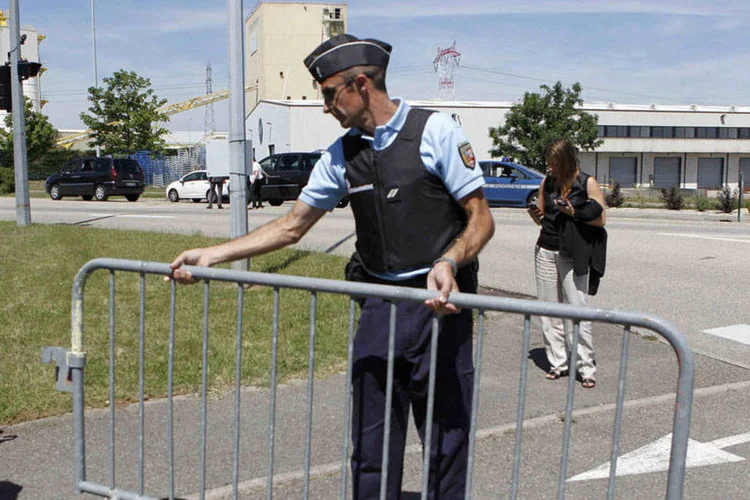
	Seguran&ccedil;a franc&ecirc;s bloqueia a estrada de acesso para Saint-Quentin-Fallavier, &aacute;rea industrial francesa, onde ocorreu o suposto atentado
 (REUTERS/Emmanuel Foudrot)